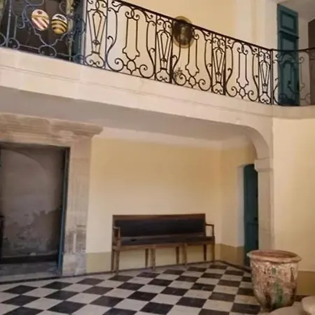 Bed and Breakfast Rouge Dans Un Chateau *