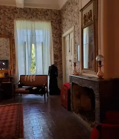 Rouge Dans Un Chateau * Ribaute-les-Tavernes