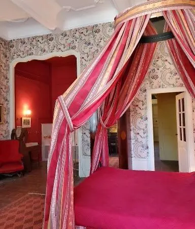Rouge Dans Un Chateau Bed and Breakfast *