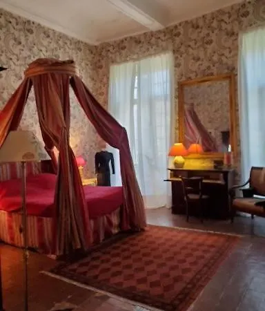 Bed and Breakfast Rouge Dans Un Chateau *