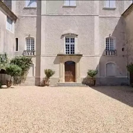 Rouge Dans Un Chateau Bed and Breakfast