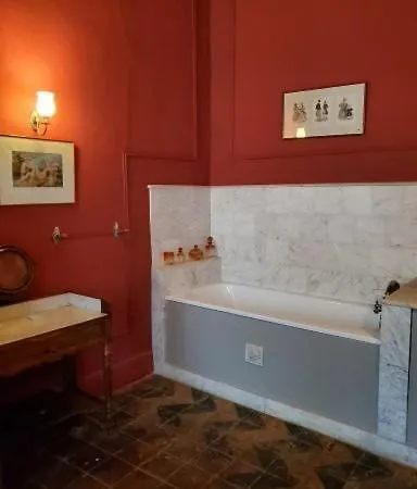 Rouge Dans Un Chateau Bed and Breakfast *