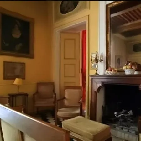 Rouge Dans Un Chateau Bed and Breakfast *
